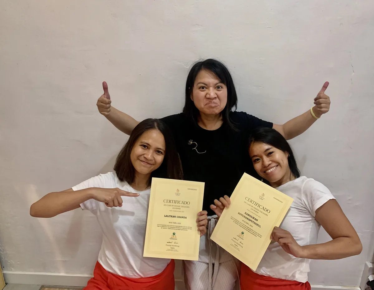 Graduates with their Rinrada 150-hour Thai massage certificates